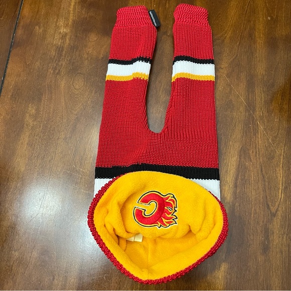 Calgary flames Hockey Sockey toque - Picture 3 of 3